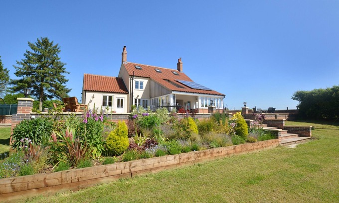 East Dereham House | Dentford Heights - Five Bedroom House, Sleeps 8