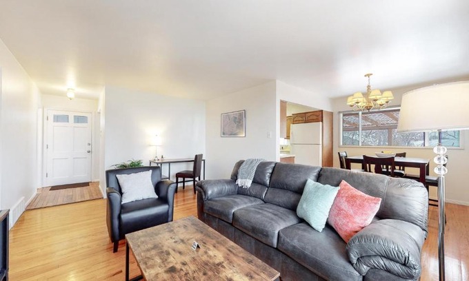 Southeast House | Denver 5 King Bed, huge house with 2 kitchens yard