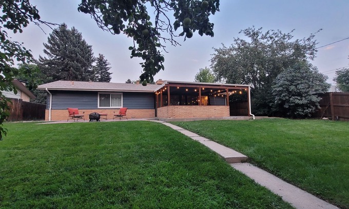 Southeast House | ♡Denver-Central: Cozy Bungalow w/dual fireplace, open kitchen & private yard