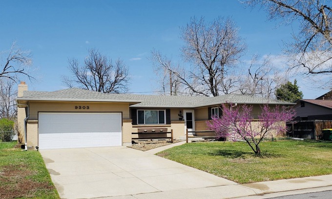 Lakewood House | Denver Haven|Yard Games|Close to City and Mountains|