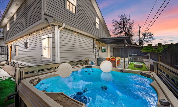 Athmar Park House | Denver Home: Hot tub, Theater, Gym 6 bedrooms 3 baths, king bed