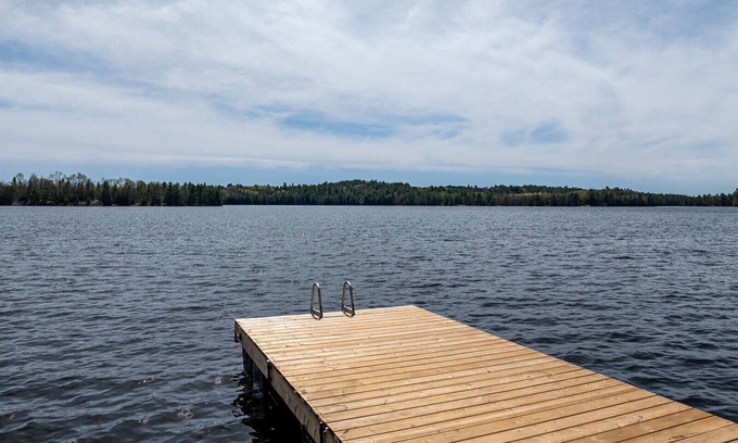 Sables-Spanish Rivers House | Denvic House - a private lakefront retreat