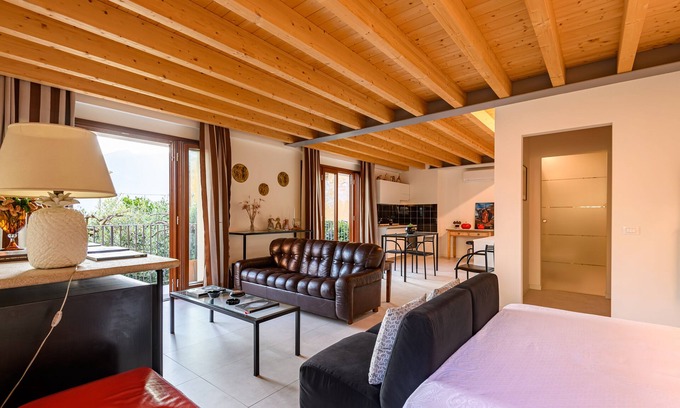 Marone Apartment | Dependance In Riva al Lago second floor
