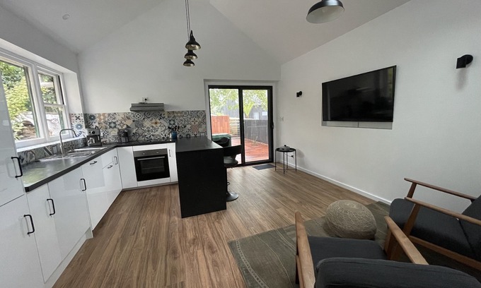 Derby Bed & Breakfast | Derby Bank House Cabin- one bedroom with full kitchen