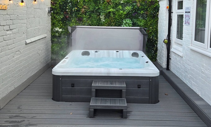 Derby Apartment | Derby City Centre Apartment with Roof Top Hot Tub