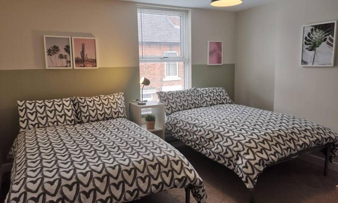 Derby House | Derby Pride Park 3 bedrooms 5 beds CONTRACTORS family GROUP STAY- FREE PARKING