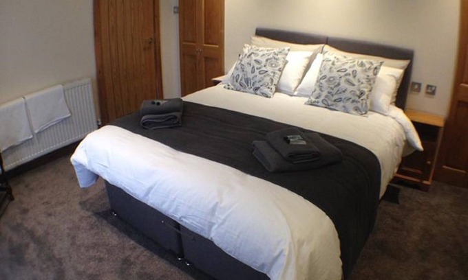 Llantilio Pertholey House | Deri-Down Guest House