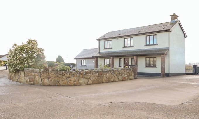 Enniskillen Cottage | DERRIENS FARMHOUSE, pet friendly in Letterbreen, County Fermanagh