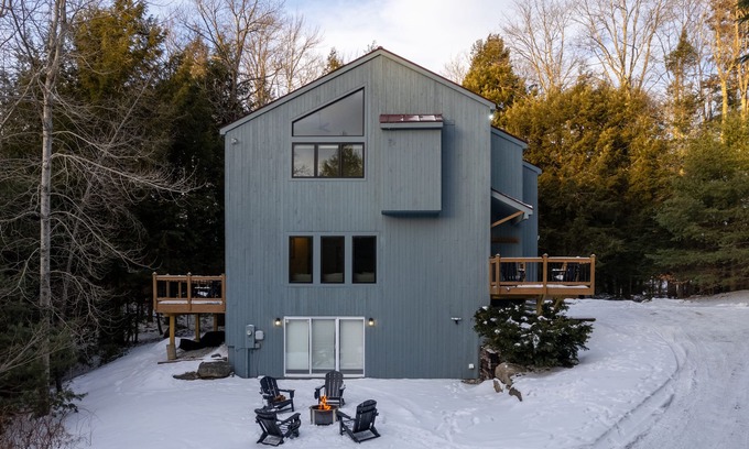 Londonderry House | Derry Woods Cabin: family retreat near Lowell Lake