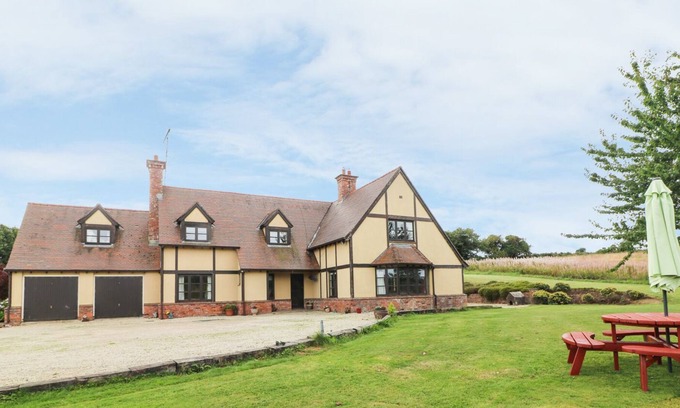 Aughrim Cottage | DERRYWATER HOUSE, pet friendly in Aughrim, County Wicklow