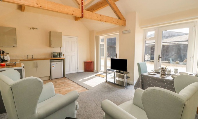 West Heslerton Cottage | DERWENT HOUSE FARM, pet friendly, character holiday cottage in Malton