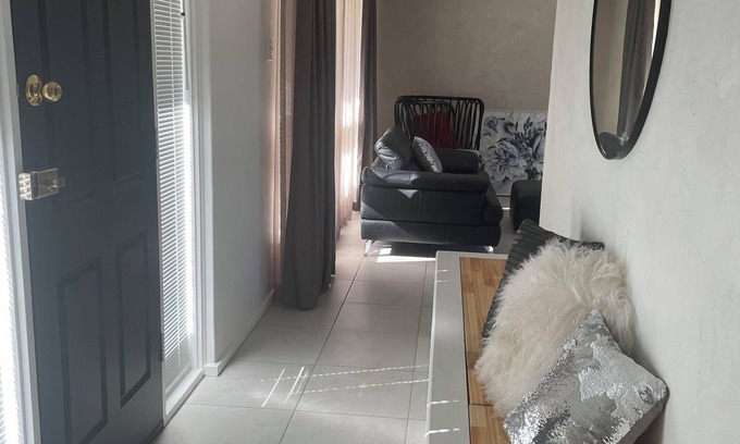 Gilles Plains House | Derwent House: Newly renovated n 23 mins to CBD