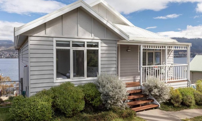 Otago House | Derwent River Cottage - Tranquil Waterfront Living