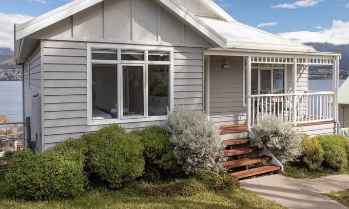 Otago Cottage | Derwent River Cottage Tranquil Waterfront Living