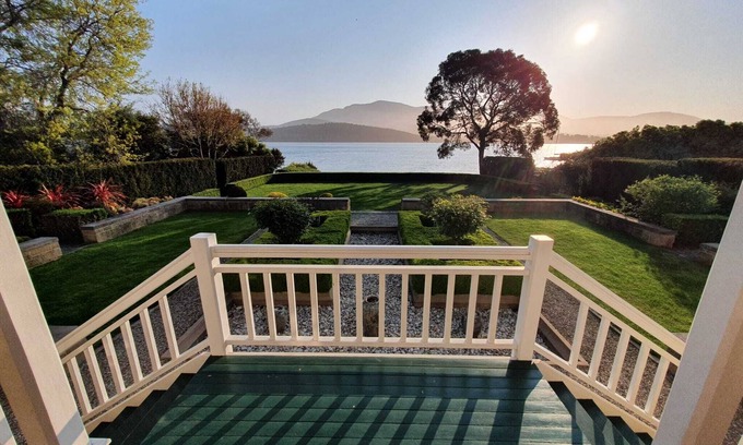 Lindisfarne House | Derwent River Villa - the ultimate beach hotel, Hobart