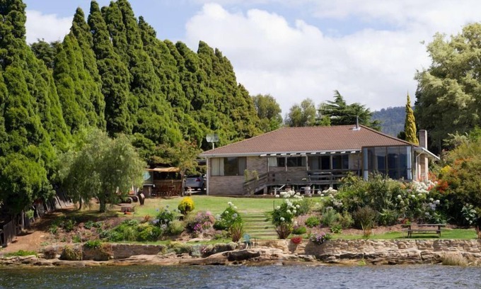 Austins Ferry House | Derwent Vista (10 Harbinger Lane)