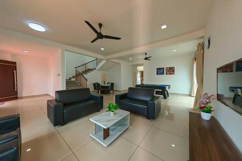 Kota Tinggi Villa | Desaru Spacious 6 Rooms Bungalow 22paxes KTV-Billard-BBQ-Netflix