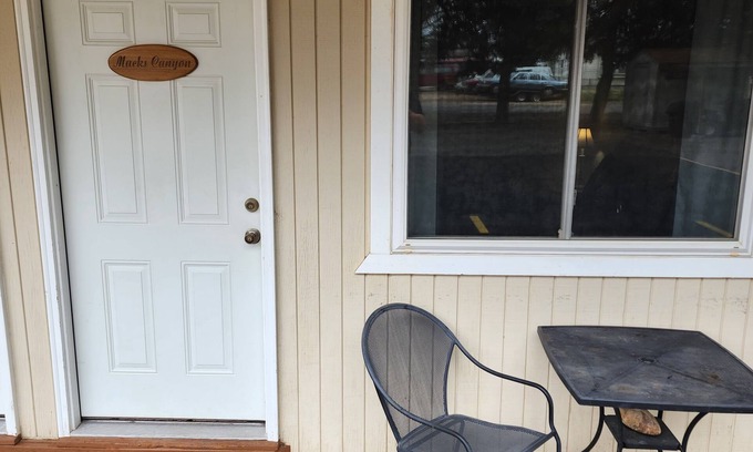 Maupin Apartment | Deschutes Motel - Macks Canyon - Queen Suite w/1 Queen Bed