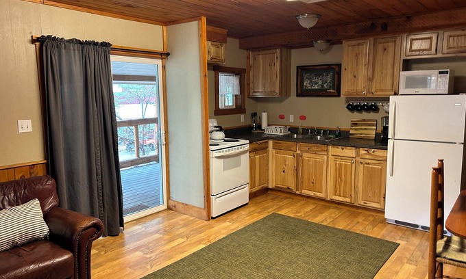 Madras Apartment | Deschutes River Fly Shop & Camp, River View Cabin Rental