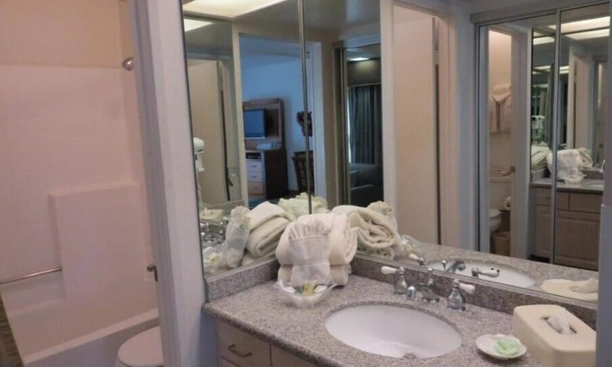 Indian Wells Condo | Desert Breezes Resort