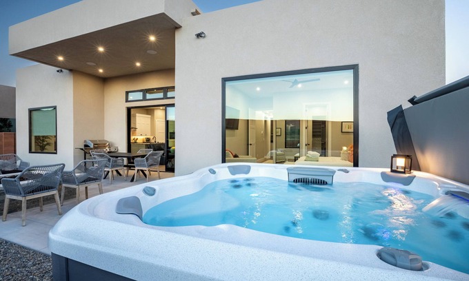 Washington House | Desert Dreaming 2 Bedroom, Den, Pet Friendly, Hot Tub EV Charger