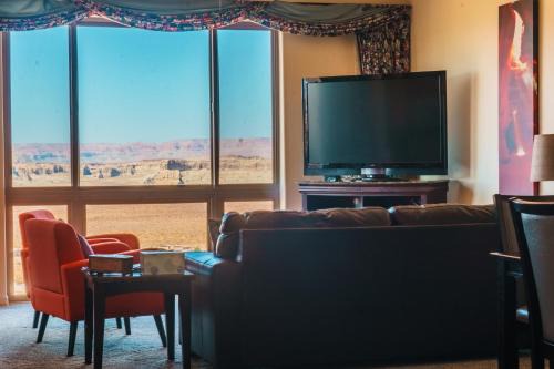 Greenehaven Apartment | Desert Frontier with Garage, Boat Space, & WFH Workspace
