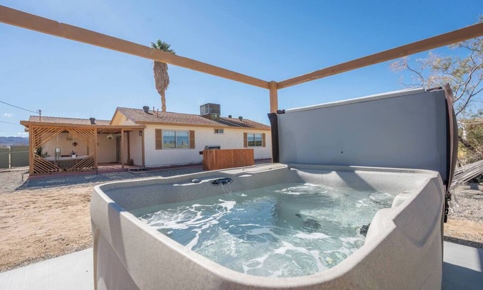 Joshua Tree House | Desert Oasis w/Hot Tub, Fully Fenced, Pool & Mountain Views π΅β¨