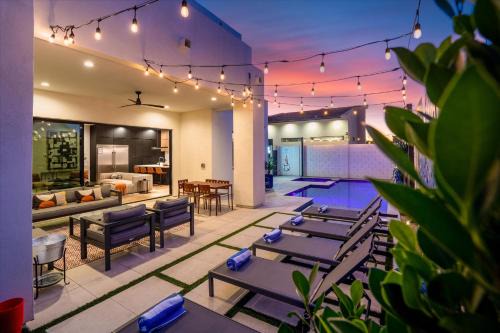 Southwest Village House | Desert Palm Luxury Space - Walk To Old Town!