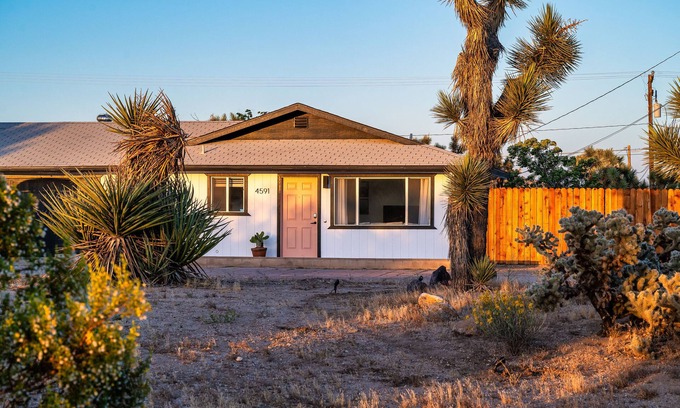 Yucca Valley House | Desert Retreat, Hot tub, views, fire pit, games, EV charger