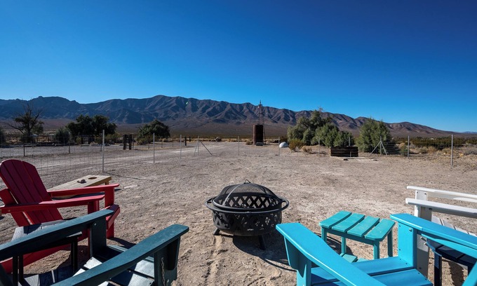 Mojave Desert House | Desert Retreat-Charming 2-bedroom house with a View