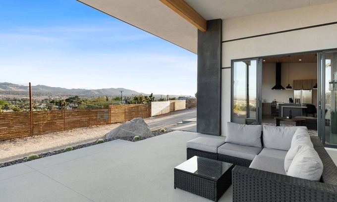 Yucca Valley House | 🌵 Desert Ridge - Hot Tub, Fire Pit, BBQ, Out Door Shower & Star Gazing 🌵
