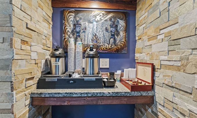 Bluff Hotel | Desert Rose Resort & Cabins