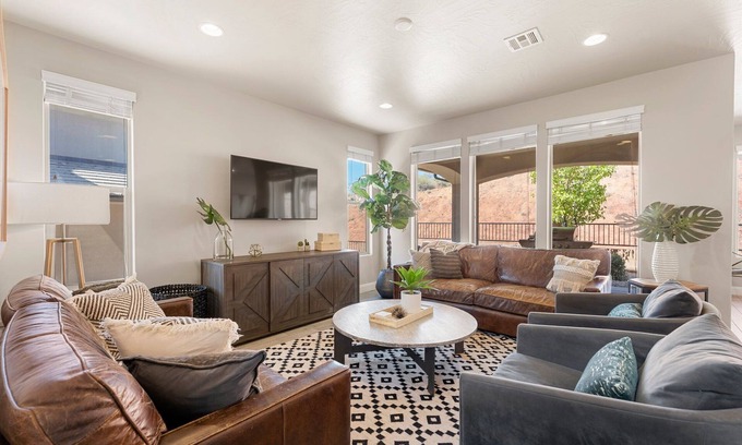 Sienna Hills House | Desert Serenity: Community Pool + Hot Tub, Ping Pong Table!