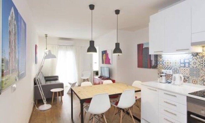 El Port Apartment | Designer Apt near FIRA Balcony/5PP/WIFI/SMART TV by MyRentalHost