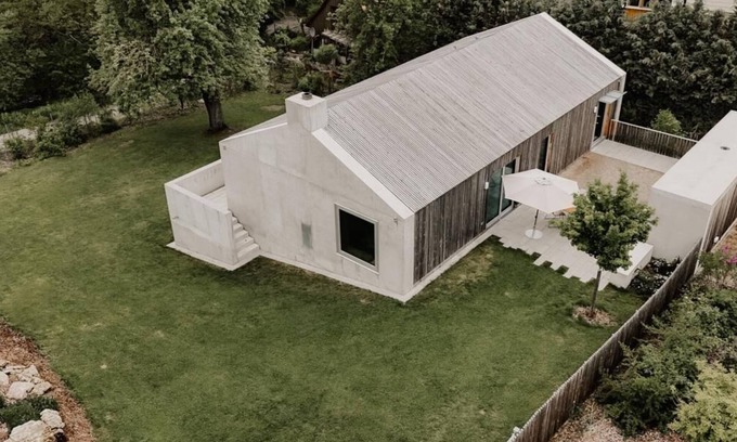 Blaufelden House | Design architect house, large fenced garden, fireplace, Klafs sauna, large windows and courtyard in the countryside