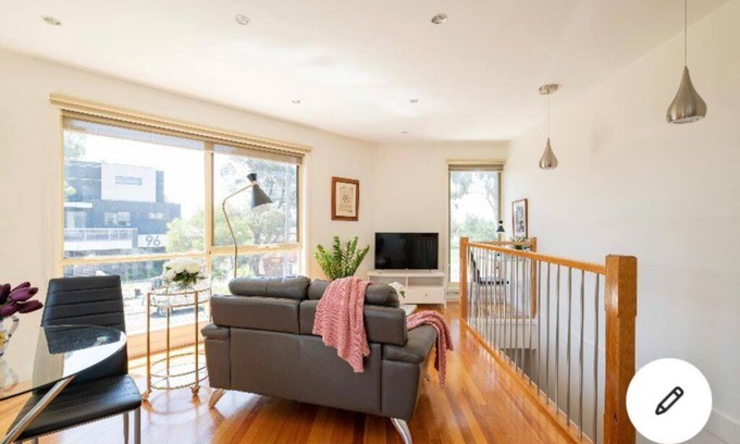 Glenroy Apartment | Design/bright/cosy townhouse between airport &city