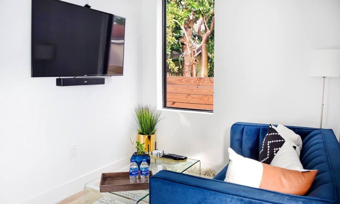 Buena Vista House | Design District Guesthouse - 2Bdrms