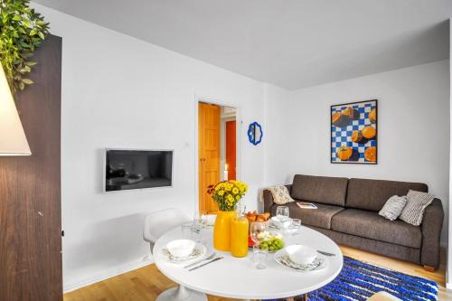 Punavuori Apartment | Design District w King Bed, Netflix, tram and bus nearby