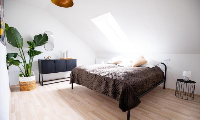 Kelberg Apartment | Design-Ferienwohnung in Kelberg am Nürburgring: Platz für 6, Küche, WiFi, Netflix