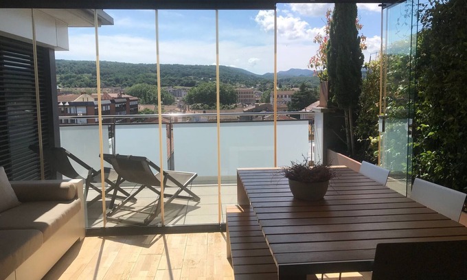 Olot Apartment | Design penthouse with terrace in the center of Olot