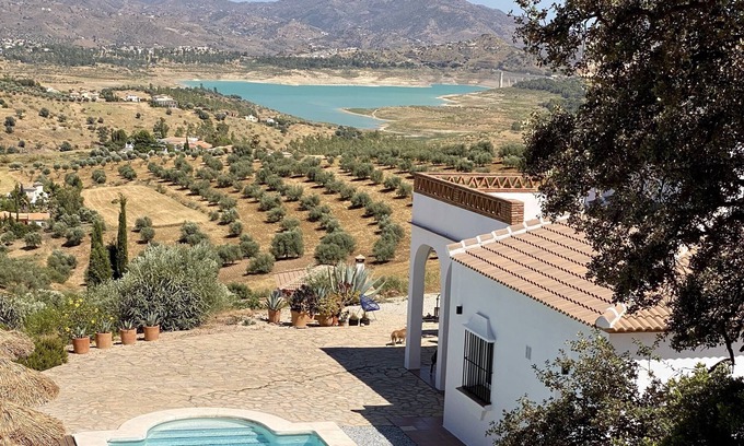 Vinuela Villa | Design villa, private pool, splendid Viñuela lake & Maroma mountain view, 6pers