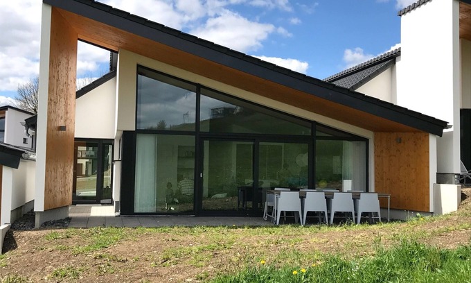 Neuastenberg Villa | Design Villa Winterberg: Luxury vacation home directly on the slopes/meadow