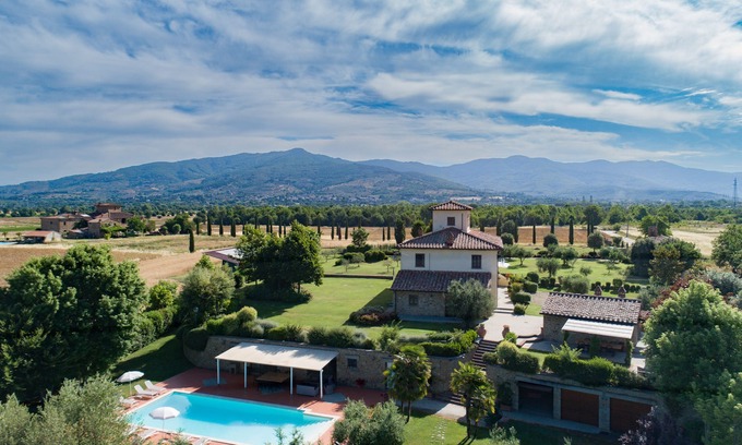 Pietraia Villa | Design villa with large swimming pool in the heart of the Tuscan countryside