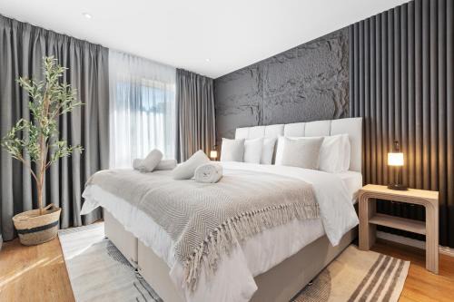 Coppetts Apartment | Designer 2BR Apartment, Superking Bed, Near Central London