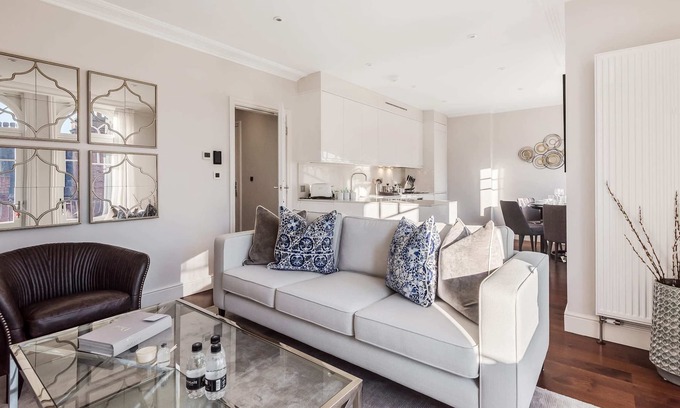 Ravenscourt Park Apartment | Designer 3 Bed Apartment with Balcony