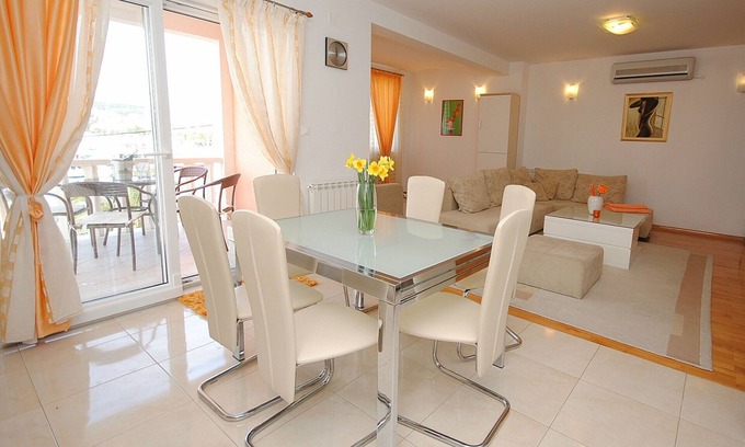 Okrug Gornji Apartment | Designer Apartment 10 meters from the sea