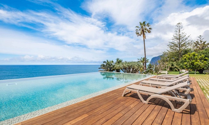 Sao Martinho Apartment | Designer apartment with sea view, infinity pool & direct sea access