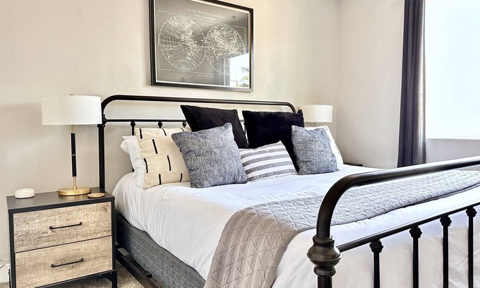Orange Apartment | Designer Apt - King Bed - Modern Building CHOC - Hospital Adjacent