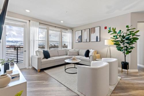 Sparks Apartment | Designer Apt w Jacuzzi Walk To Casino & iMax