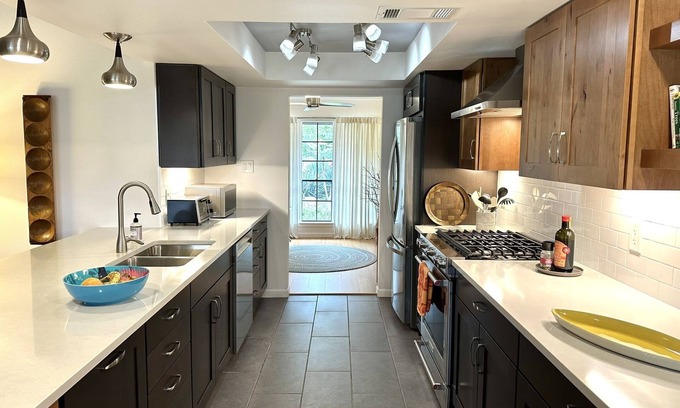 Anderson Mill House | Designer bedroom & bath in creatively renovated 70s ranch. Pkg, grill, patios.
